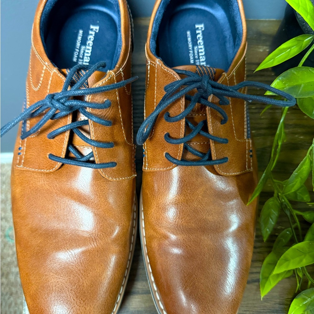 Freeman Bodie Dress Casual Shoe 9.5 Tan Brown Faux Leather Memory Foam Comfort